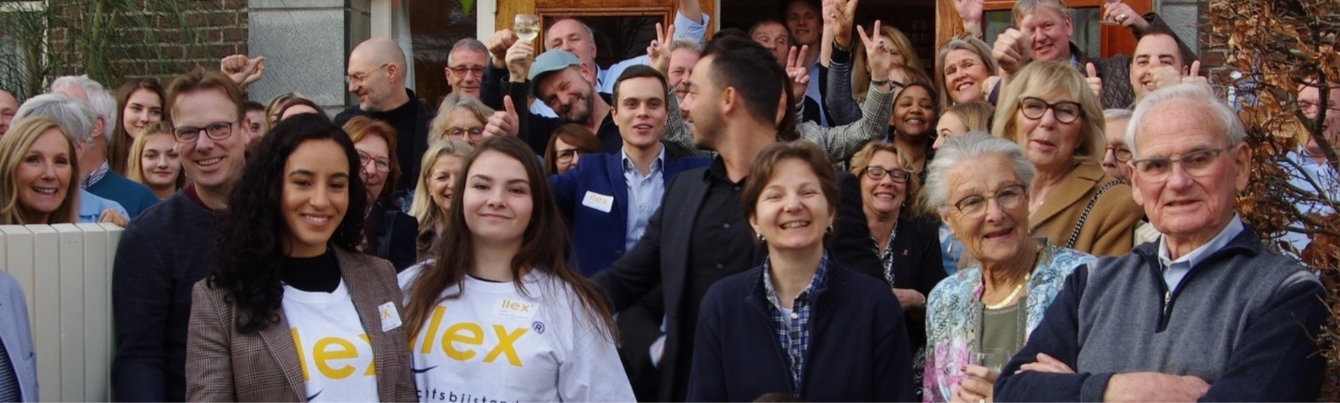 Vesela nasmejana družina, ki jo podpira LLex